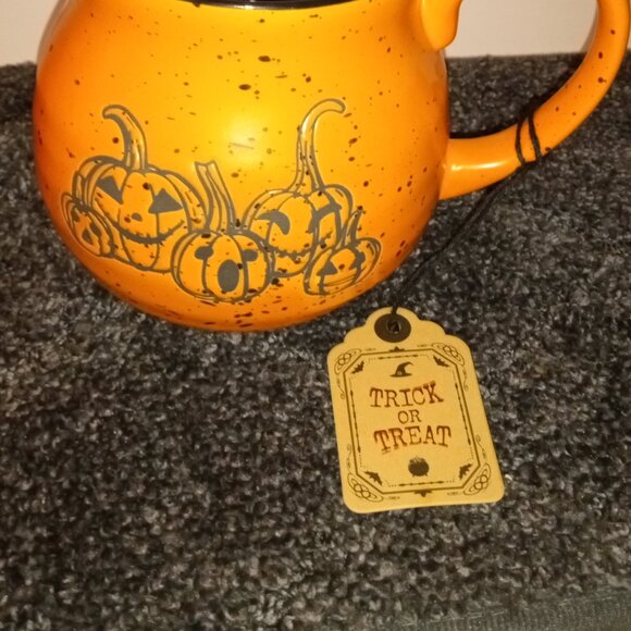 HALLOWEEN PUMPKIN TRICK OR TREAT ORANGE AND BLACK LARGE MUG, NEW! - Picture 2 of 6